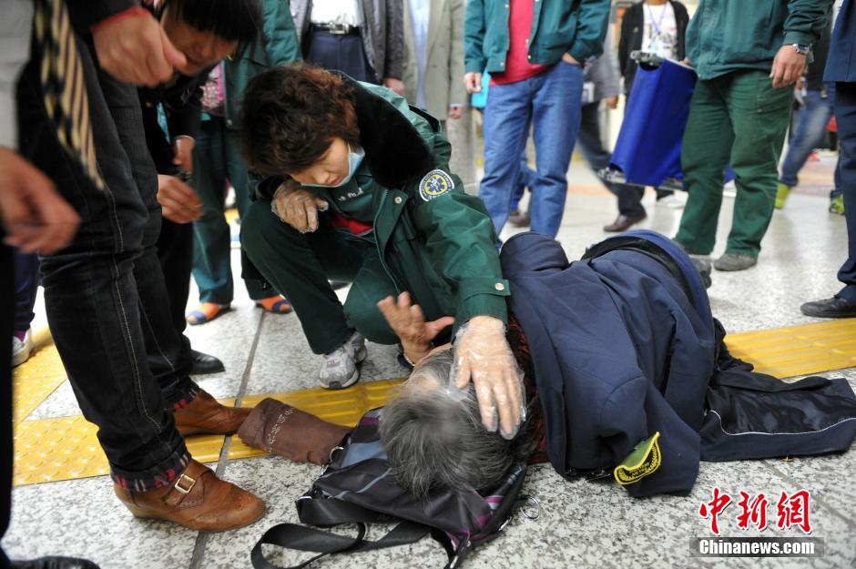 74歲老太地鐵站臺摔倒稱“有老保，不訛人”