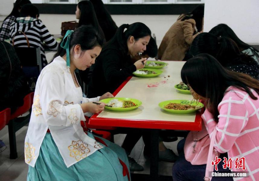 圖為穿漢服在食堂吃飯的胡雅潔。