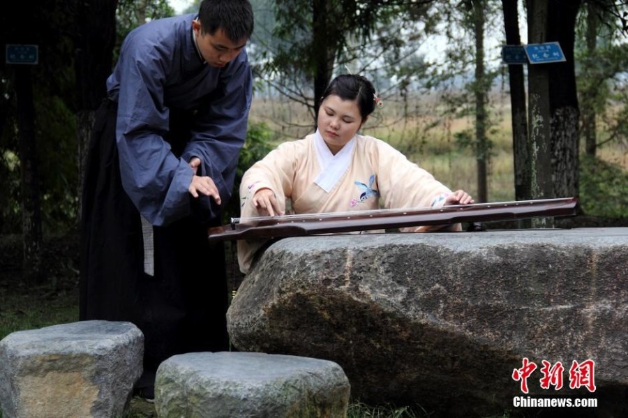 在校園里撫琴的“神雕俠侶”。