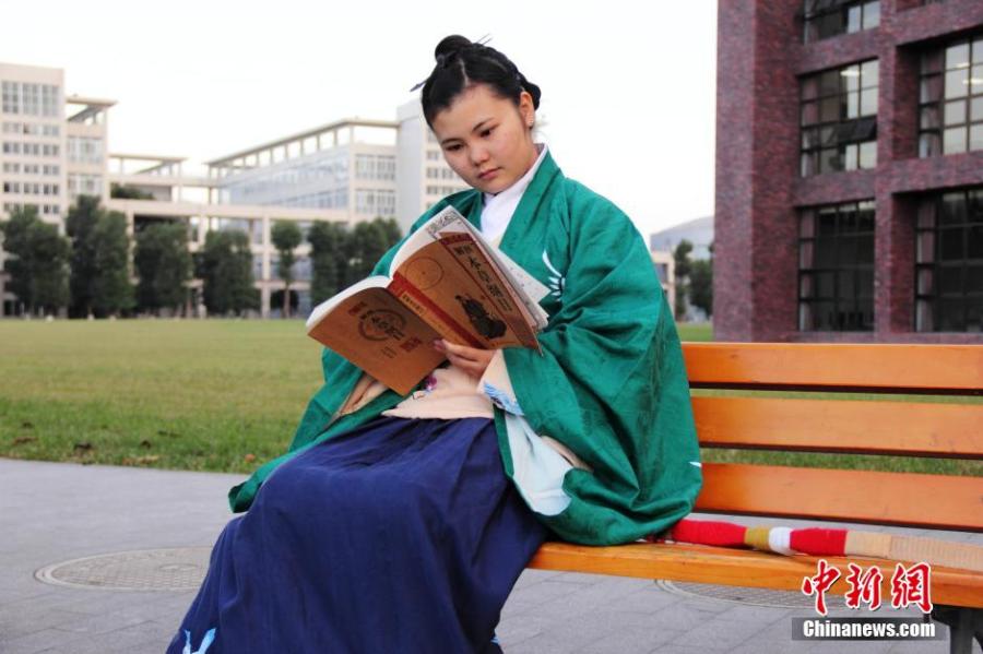 穿漢服在校園讀書的胡雅潔。