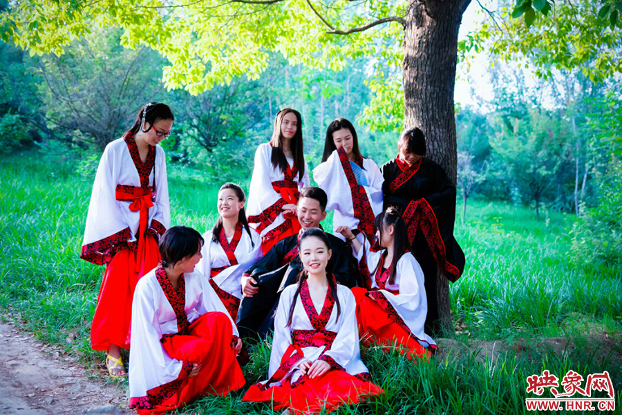 這片樹(shù)蔭留下我們太多的歡聲笑語(yǔ)。