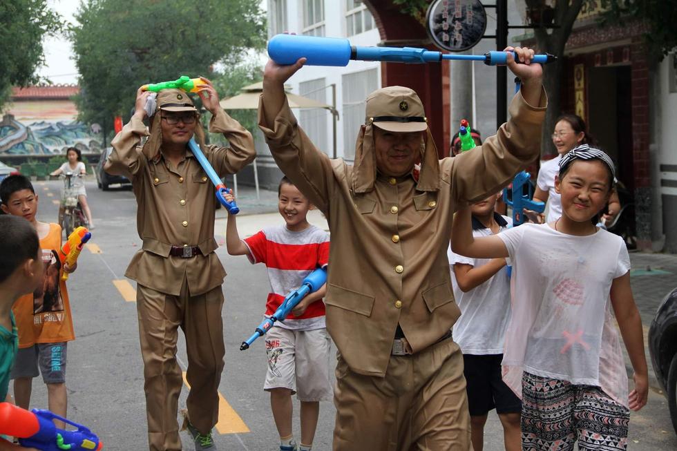 最終幾名鬼子被八路軍制服，被押著游街示眾，以此慶?？谷諔?zhàn)爭勝利70周年。
