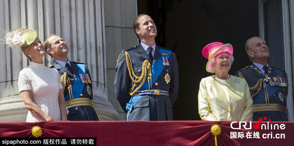 英國女王伊麗莎白二世攜眾王室成員觀看空軍飛行表演。