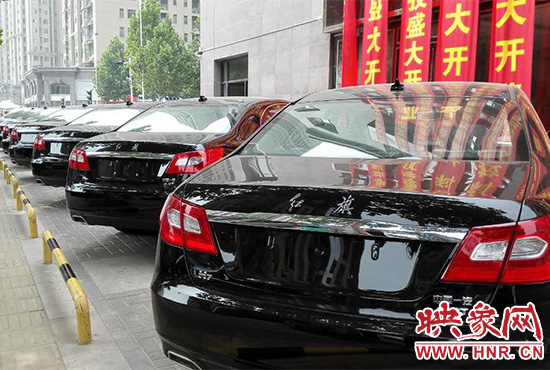 路邊一棟樓上懸掛著二三十條紅色條幅，全部是祝賀一家公司開業(yè)的。