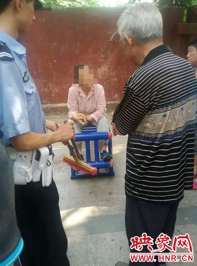老太當(dāng)時坐在健身器材上做仰臥起坐，說環(huán)衛(wèi)工人影響她鍛煉身體了，便開始謾罵環(huán)衛(wèi)工人。
