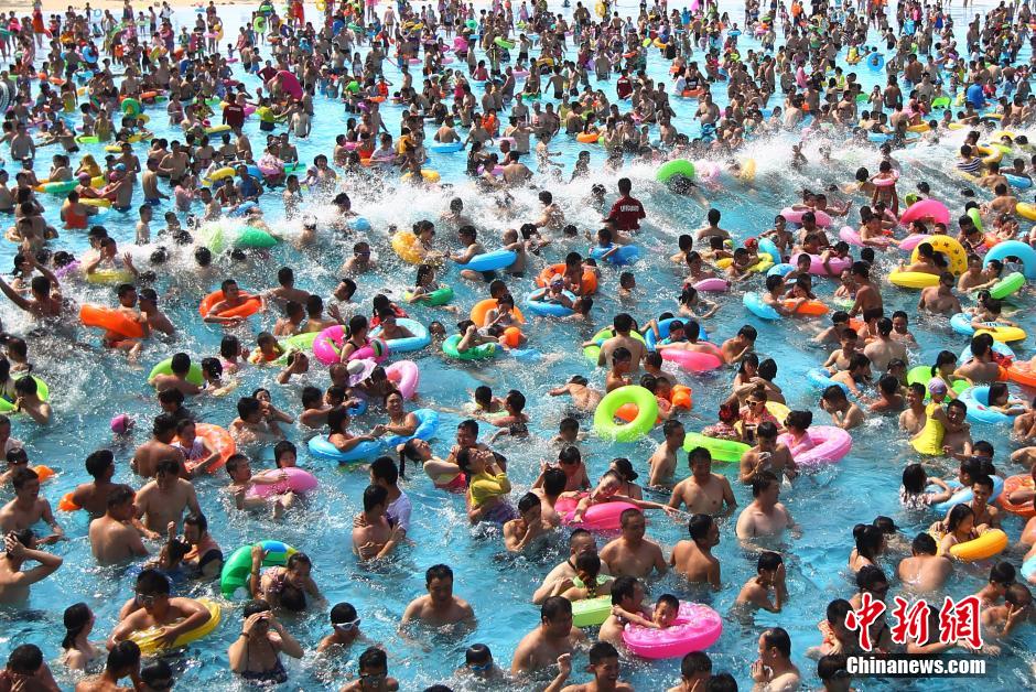 8月1日，民眾扎堆在南京湯山歡樂水魔方水上樂園戲水，享受“冰火兩重天”的涼爽和激情。連日來，中國大部分地區(qū)迎來高溫天氣。