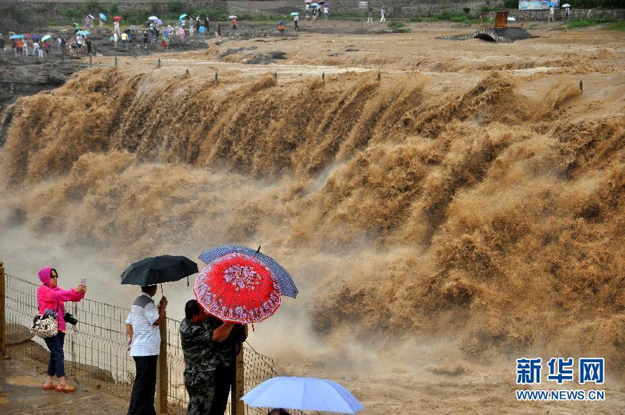 8月2日，游客在山西吉縣黃河壺口瀑布景區(qū)游覽觀瀑。