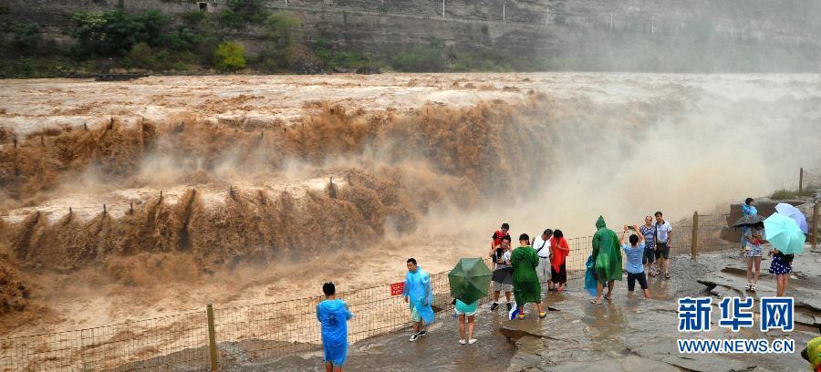 8月2日，游客在山西吉縣黃河壺口瀑布景區(qū)游覽觀瀑。