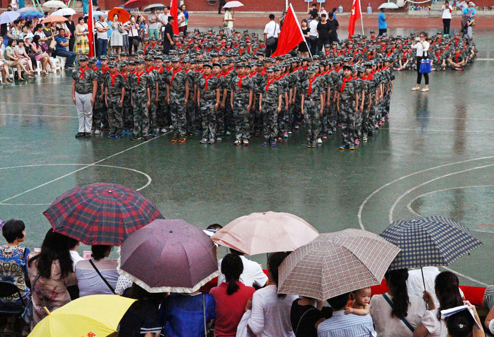 鄭州市，鄭州市第八中學(xué)會(huì)操表演當(dāng)天突降大雨，但是同學(xué)們?cè)谟曛袌?jiān)持完成了會(huì)操表演。