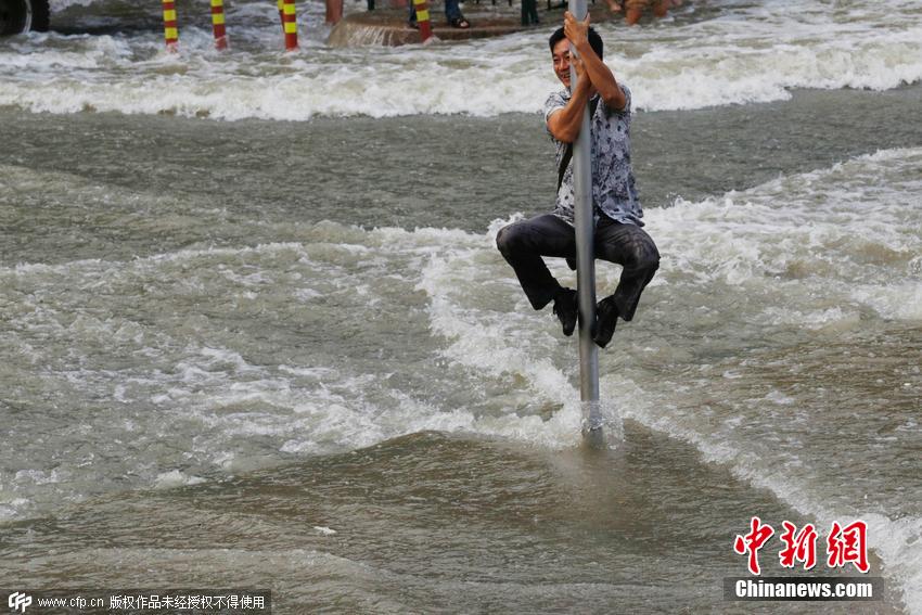 杭州錢塘江珊瑚沙水庫段，兇猛的“鬼王潮”沖上岸來
