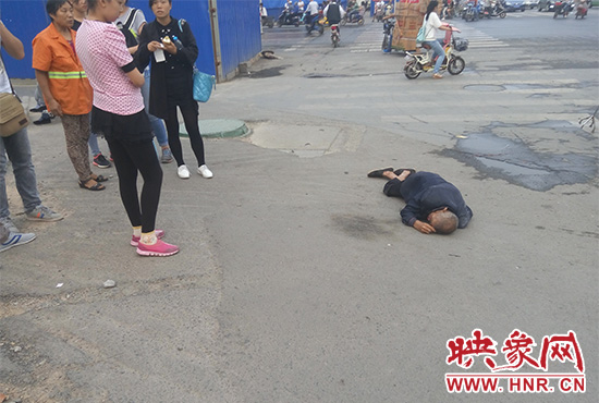 老人倒地后無人敢扶，過路市民拍照作證。