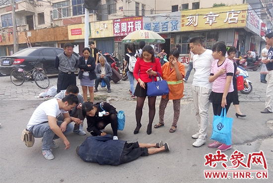 據(jù)附近環(huán)衛(wèi)工人介紹，老人是自己過路口時不小心摔倒的。