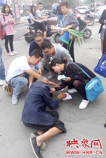 一些愛心市民在撥打了110和120后，上前給老人擦臉上的血跡。