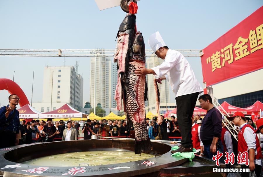 河南鄭州，一個(gè)直徑3.15米，深0.7米，可容納3噸高湯的“中原第一鍋”現(xiàn)場(chǎng)烹煮火鍋盛宴。