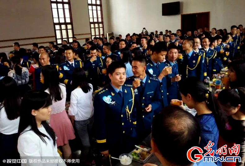 湖北武漢，“嫁人就嫁解放軍”，每年一屆的武漢軍旅姻緣會17日在駐漢空軍某指揮所文化活動中心舉行