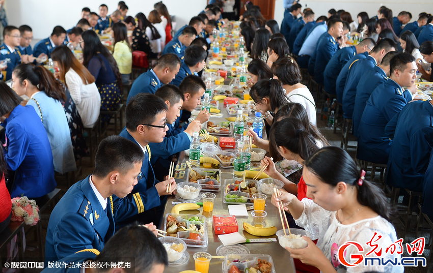 湖北武漢，“嫁人就嫁解放軍”，每年一屆的武漢軍旅姻緣會17日在駐漢空軍某指揮所文化活動中心舉行