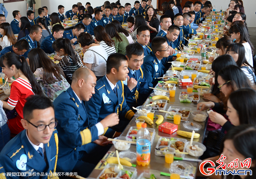 湖北武漢，“嫁人就嫁解放軍”，每年一屆的武漢軍旅姻緣會17日在駐漢空軍某指揮所文化活動中心舉行