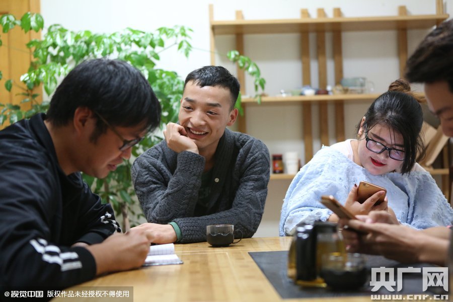 網絡紅人葉良辰現身浙江臺州，接受記者的專訪。