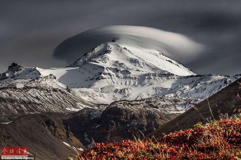 火山上籠罩著類似于外星飛碟形狀的云彩，場景猶如科幻大片。