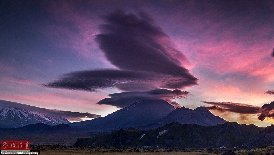 火山上籠罩著類似于外星飛碟形狀的云彩，場景猶如科幻大片。