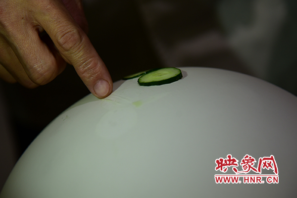 在面團(tuán)氣球上切菜。