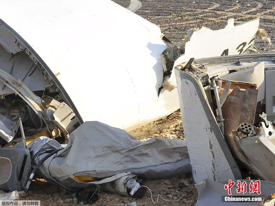 當(dāng)?shù)貢r間2015年10月31日，在埃及墜毀的俄羅斯客機殘骸散落在西奈半島的沙漠之中