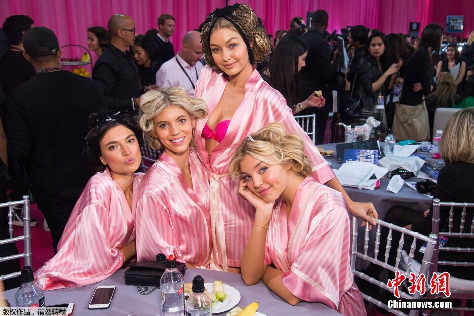 圖為模特Jacquelyn Jablonski（左起），Devon Windsor，Gigi Hadid和Rachel Hilbert在后臺(tái)合影。