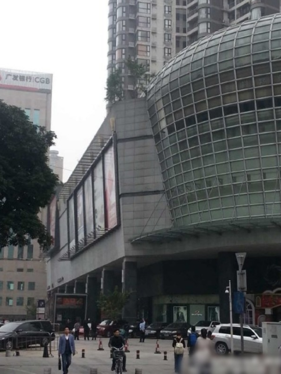 一輛停在停車位上的寶馬轎車，被墜落的樹枝砸中，樹枝徑直插入車內(nèi)，現(xiàn)場引發(fā)不少市民圍觀拍照。