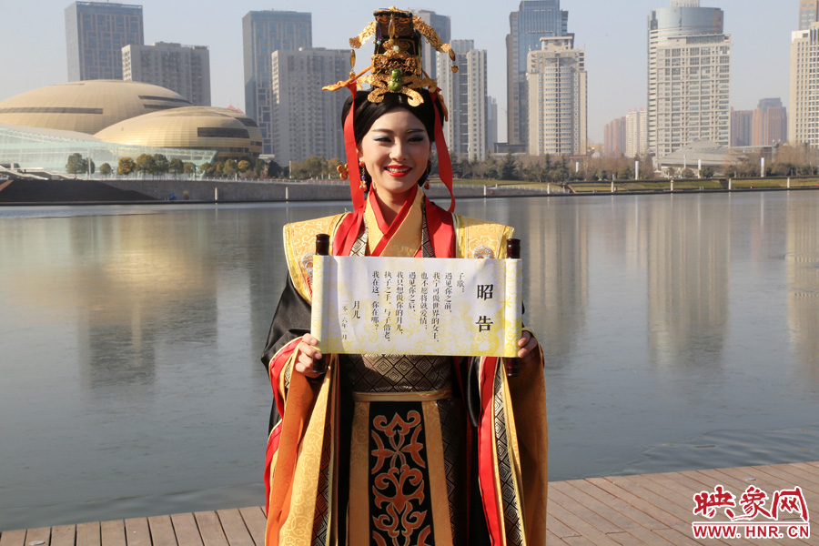 扮成羋月的女子叫小賈，今年27歲，家在鄭州，有房有車。