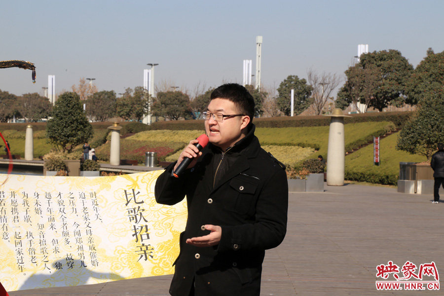 多位在鄭東新區(qū)CBD如意湖附近寫字樓上班的單身男性，聞?dòng)嵡皝?lái)唱歌應(yīng)征。