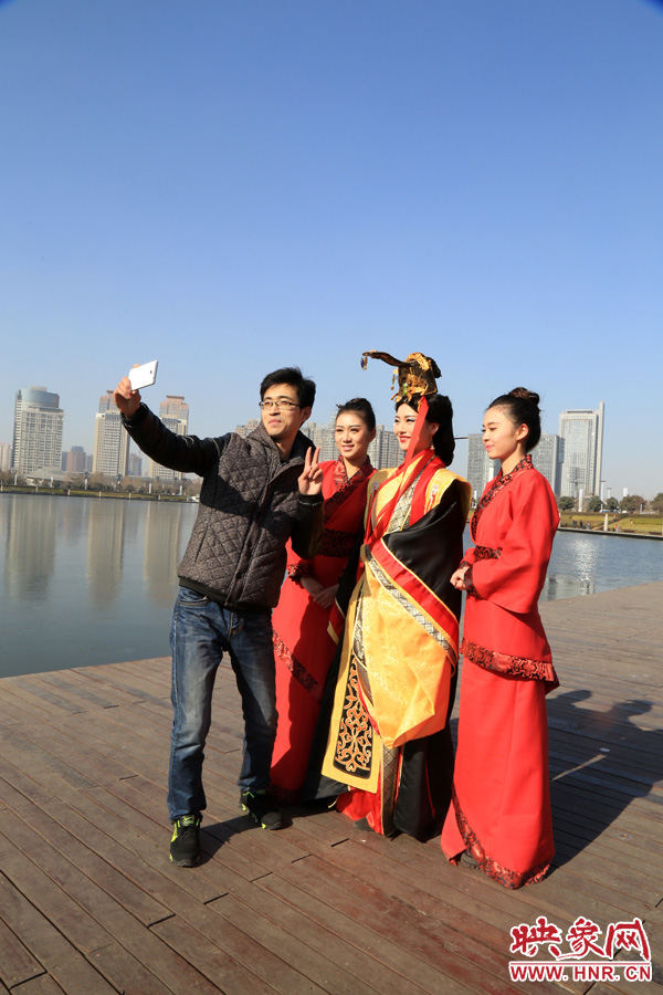 在比歌招親現(xiàn)場(chǎng)，有許多人圍觀拍照。