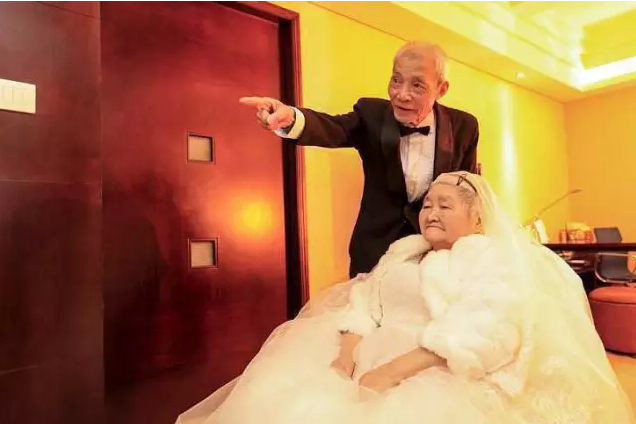 情人節(jié)最溫暖告白！84歲老人包下整樓示愛老伴