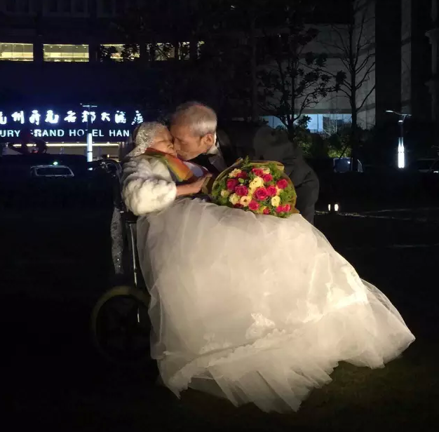 情人節(jié)最溫暖告白！84歲老人包下整樓示愛老伴