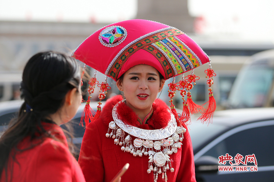 漂亮的頭飾配美女，回頭率相當高