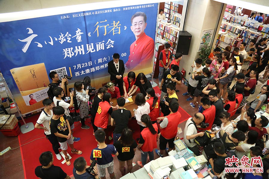 不到三個(gè)小時(shí)的簽售時(shí)間，六小齡童累計(jì)簽售自傳2900余冊，創(chuàng)造了鄭州購書中心的歷史記錄.jpg