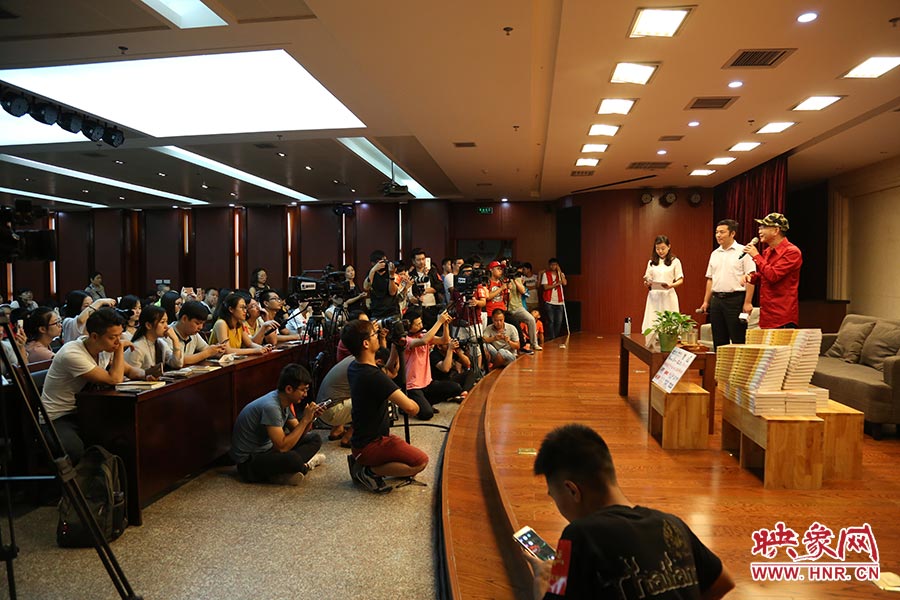 河南本土主流媒體基本全部到場，六小齡童接受記者提問。