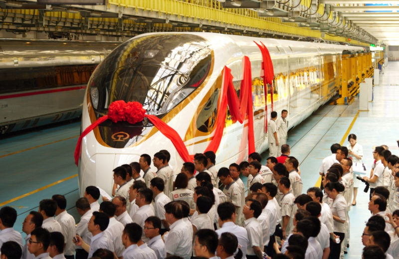 當(dāng)日，由中國鐵路總公司牽頭組織研制、具有完全自主知識(shí)產(chǎn)權(quán)、達(dá)到世界先進(jìn)水平的中國標(biāo)準(zhǔn)動(dòng)車組被命名為“復(fù)興號(hào)”?！皬?fù)興號(hào)”將于6月26日在京滬高鐵兩端的北京南站和上海虹橋站雙向首發(fā)。