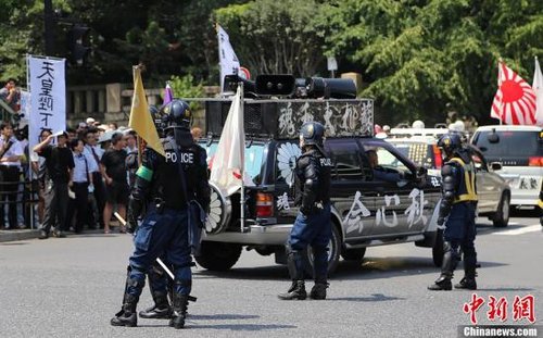 現(xiàn)場10多名日本警察身穿防暴制服，嚴(yán)防右翼份子鬧事。