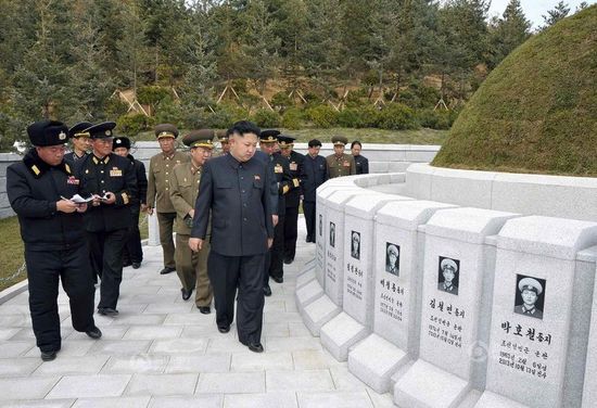 原文配圖：金正恩前往烈士墓拜祭。