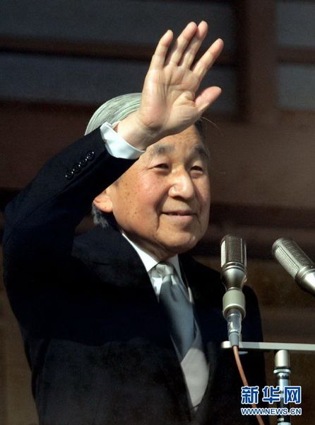 當(dāng)?shù)貢r間12月23日，在位于日本東京的皇宮，日本明仁天皇向民眾致意。