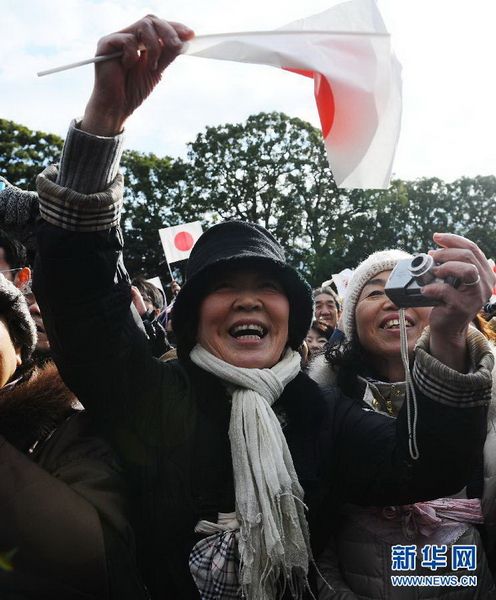 當(dāng)?shù)貢r間12月23日，在位于日本東京的皇宮，民眾向明仁天皇祝賀生日。