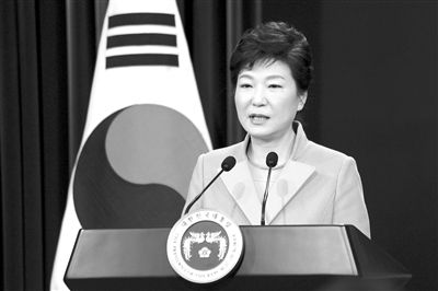 1月6日，韓國(guó)總統(tǒng)樸槿惠在首爾總統(tǒng)府青瓦臺(tái)舉行的新年記者會(huì)上發(fā)言。新華社發(fā)