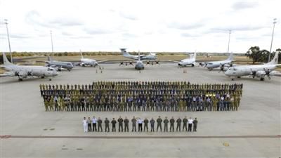4月29日，澳大利亞珀斯，馬航MH370空中搜索正式結(jié)束，參與搜索的多國(guó)部隊(duì)在離開(kāi)前留影紀(jì)念。