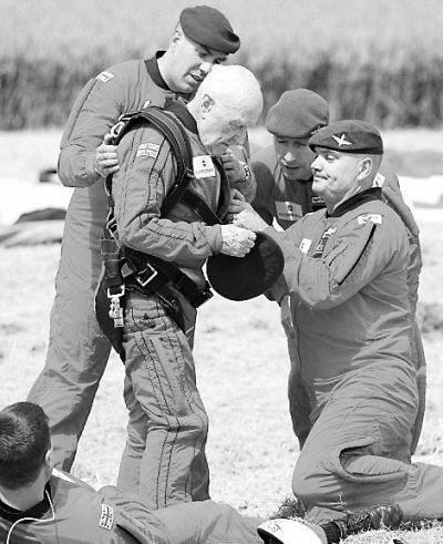 89歲的赫頓再次于70年前同一地點參加雙人跳傘。