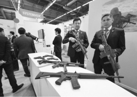 　日本企業(yè)在歐洲國際防務(wù)展上展示橡膠槍。
