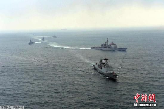 資料圖： 2014年3月14日，韓國與美國軍艦參加韓美2014“鷂鷹”聯(lián)合軍演。
