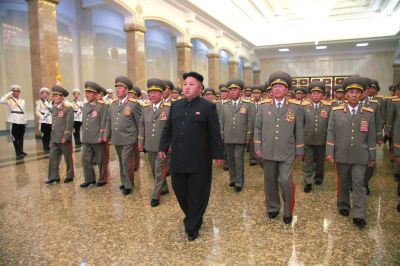 金正恩率領軍隊領導人等前往平壤錦繡山太陽宮瞻仰了金日成、金正日的遺容。