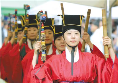 3日，韓國(guó)首爾，成均館內(nèi)，民眾穿著傳統(tǒng)服飾跳舞迎接中秋。中秋和春節(jié)一樣，是韓國(guó)最重要的傳統(tǒng)節(jié)日。