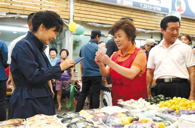 5日，韓國(guó)首爾，韓國(guó)總統(tǒng)樸槿惠在中秋前視察市場(chǎng)，購(gòu)買過節(jié)食品。