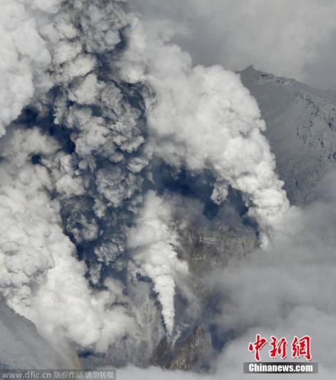 日本中部御岳山發(fā)生噴發(fā)，或已造成數(shù)人受傷。這座日本第二高的火山噴出高達3公里的火山灰。